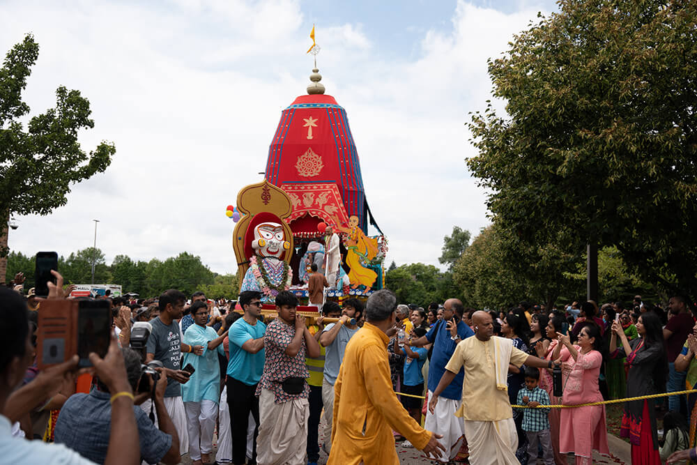 Crowd pulling the Festival of Chariots through Novi